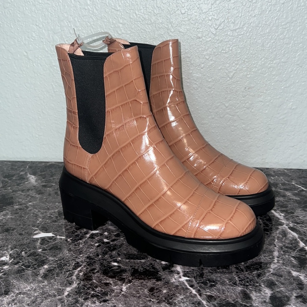 Stuart Weitzman Norah Leather Pull On Chelsea Boots Size: 7.5